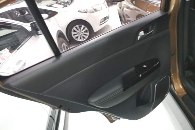 Used Kia KX5 2016 1.6T Automatic Two-Wheel Drive DLX Interior 8