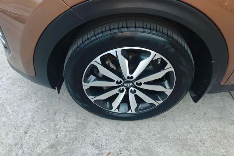 Used Kia KX5 2016 1.6T Automatic Two-Wheel Drive DLX Left Front Wheel Hub