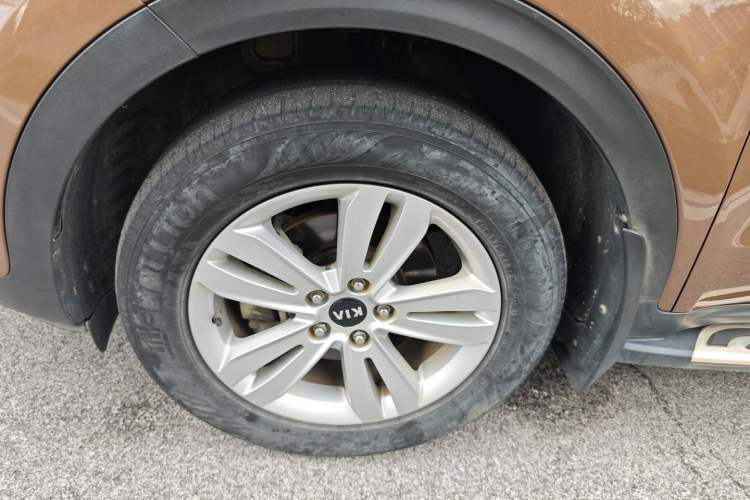 Used Kia KX5 2016 2.0L Automatic 2WD GLS Left Front Wheel Hub