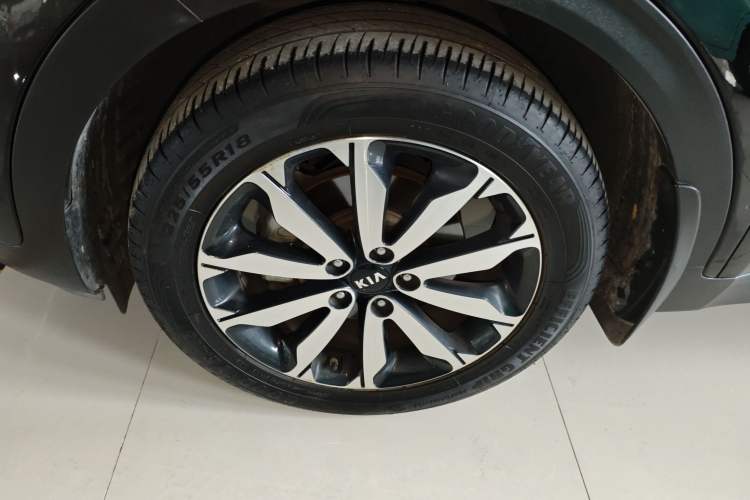 Used Kia KX5 2017 1.6T Automatic Two-Wheel Drive 15th Anniversary Special Edition DLX Exterior 4