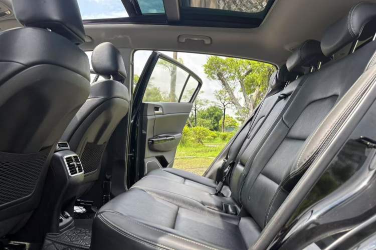 Used Kia KX5 2017 1.6T Automatic Two-Wheel Drive 15th Anniversary Special Edition DLX Interior 4