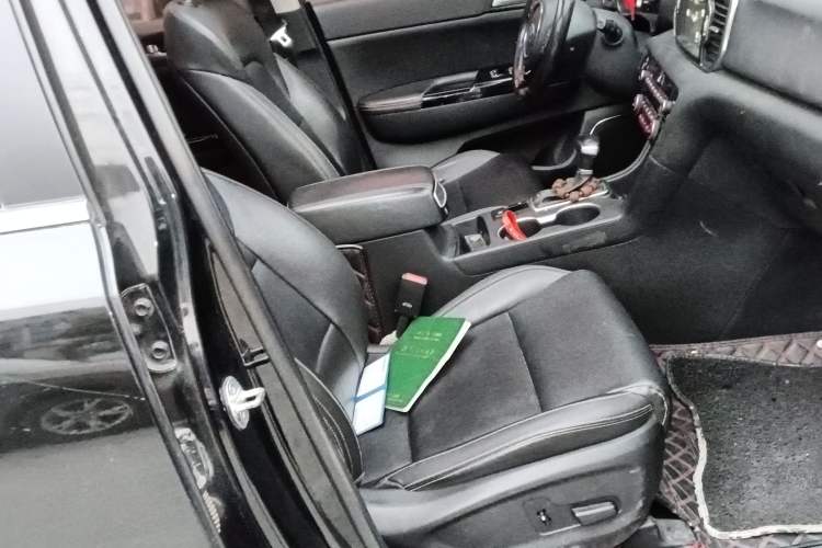 Used Kia KX5 2017 1.6T Automatic Two-Wheel Drive 15th Anniversary Special Edition DLX Right Front Seat