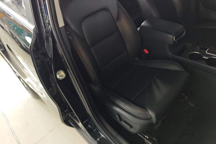 Used Kia KX5 2017 1.6T Automatic Two-Wheel Drive 15th Anniversary Special Edition DLX Right Front Seat