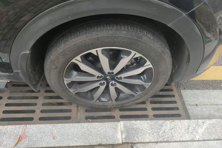 Used Kia KX5 2017 1.6T Automatic Two-Wheel Drive 15th Anniversary Special Edition DLX Right Front Wheel Hub