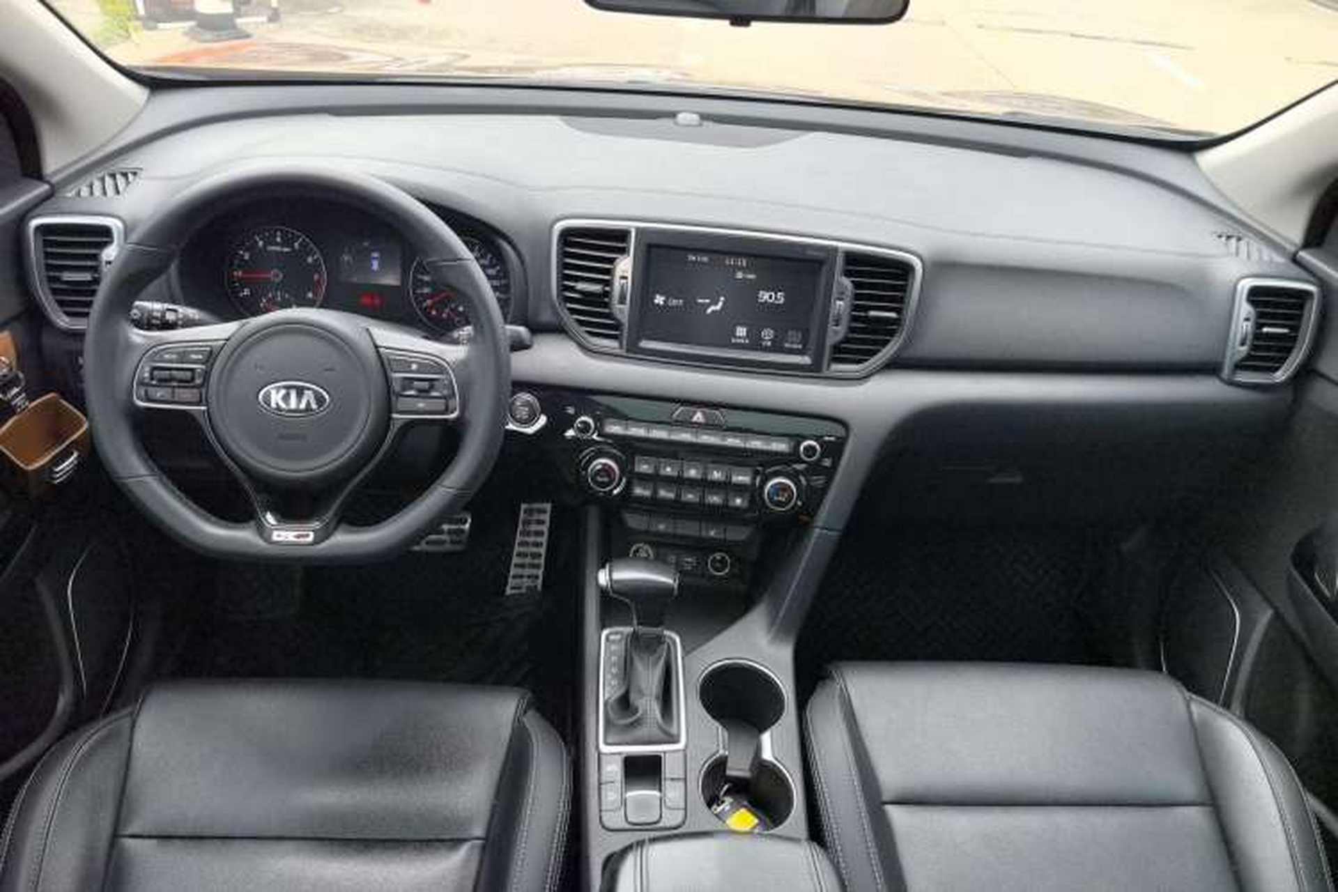 Used Kia KX5 2017 1.6T Automatic Two-Wheel Drive 15th Anniversary Special Edition DLX Center Console