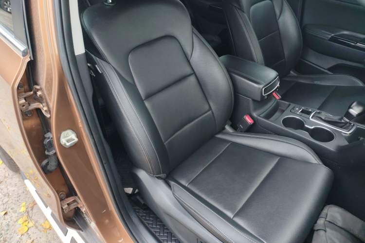 Used Kia KX5 2017 1.6T Automatic Two-Wheel Drive 15th Anniversary Special Edition DLX Right Front Seat