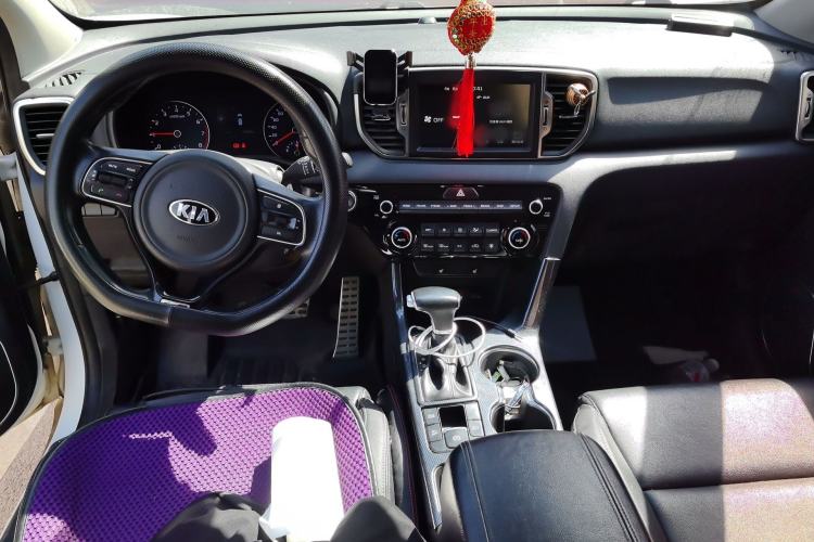 Used Kia KX5 2017 1.6T Automatic Two-Wheel Drive 15th Anniversary Special Edition DLX Center Console