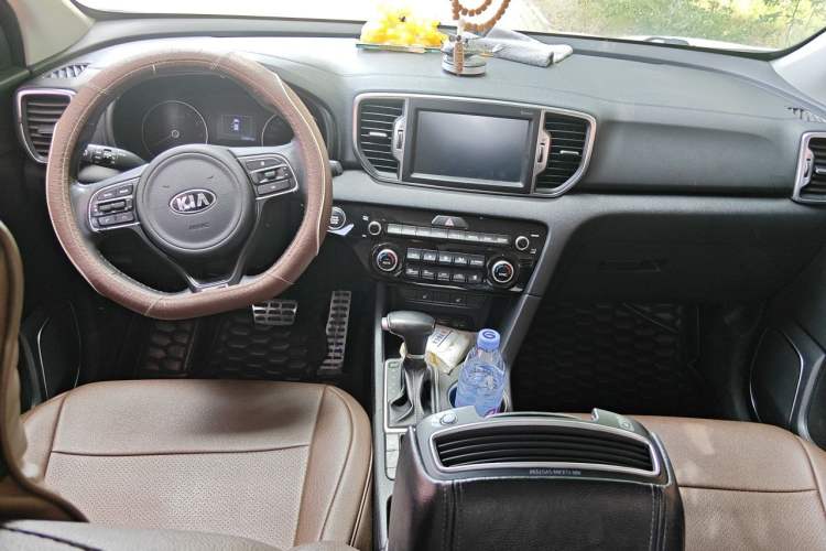 Used Kia KX5 2017 1.6T Automatic Two-Wheel Drive 15th Anniversary Special Edition DLX Center Console