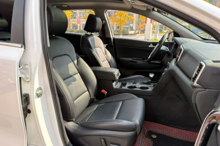 Used Kia KX5 2017 1.6T Automatic Two-Wheel Drive 15th Anniversary Special Edition DLX Interior 4