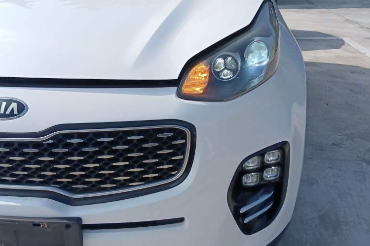 Used Kia KX5 2017 1.6T Automatic Two-Wheel Drive 15th Anniversary Special Edition DLX Left Front Headlight
