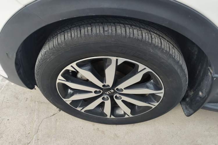 Used Kia KX5 2017 1.6T Automatic Two-Wheel Drive 15th Anniversary Special Edition DLX Left Front Wheel Hub