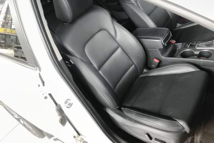Used Kia KX5 2017 1.6T Automatic Two-Wheel Drive 15th Anniversary Special Edition DLX Right Front Seat