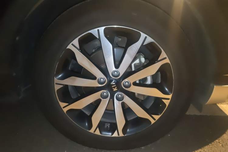 Used Kia KX5 2017 1.6T Automatic Two-Wheel Drive 15th Anniversary Special Edition DLX Right Front Wheel Hub