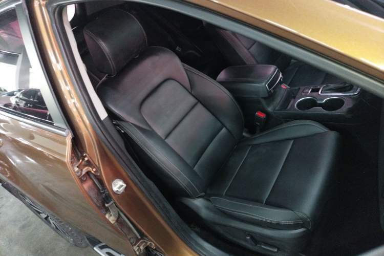 Used Kia KX5 2017 1.6T Automatic Two-Wheel Drive 15th Anniversary Special Edition DLX Right Front Seat