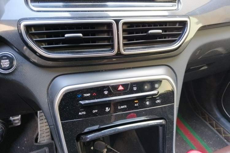 Used Kia KX5 2019 1.6T Automatic Two-Wheel Drive Luxury Edition Audio And AC Panel
