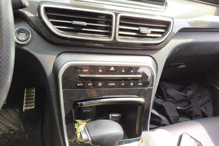 Used Kia KX5 2019 1.6T Automatic Two-Wheel Drive Luxury Edition Audio And AC Panel
