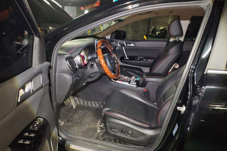 Used Kia KX5 2019 1.6T Automatic Two-Wheel Drive Luxury Edition Interior 3
