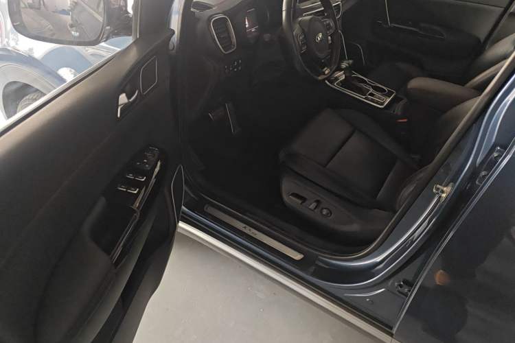 Used Kia KX5 2019 1.6T Automatic Two-Wheel Drive Luxury Edition Interior 3