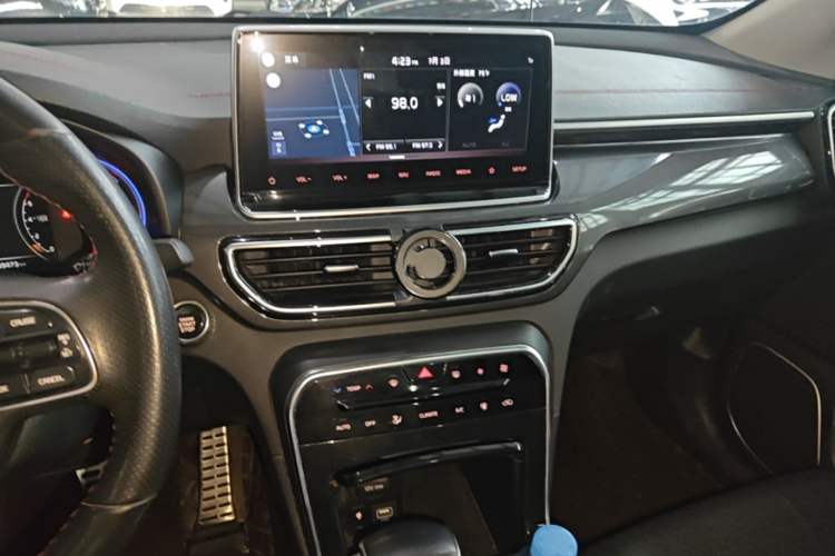Used Kia KX5 2019 1.6T Automatic Two-Wheel Drive Luxury Edition Audio And AC Panel