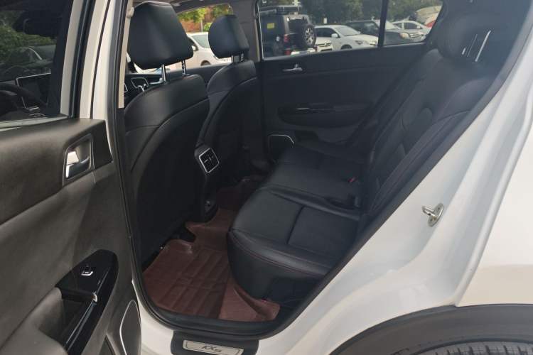 Used Kia KX5 2019 1.6T Automatic Two-Wheel Drive Luxury Edition Interior 4