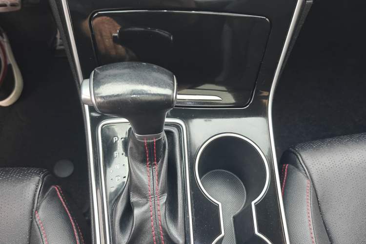 Used Kia KX5 2019 1.6T Automatic Two-Wheel Drive Luxury Edition Interior 4