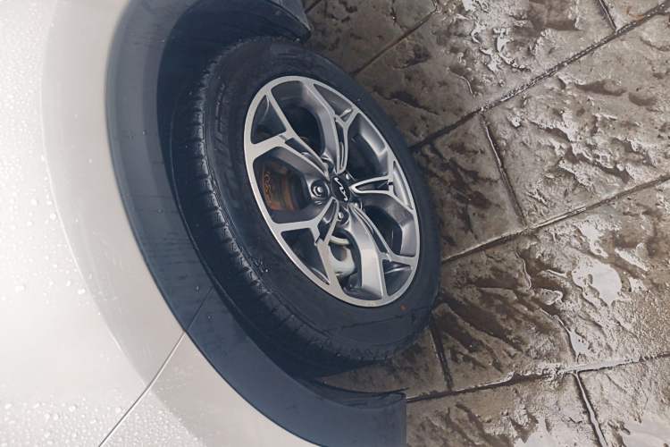 Used Kia KX5 2021 1.6T Automatic Two-Wheel Drive Luxury Edition Left Front Wheel Hub