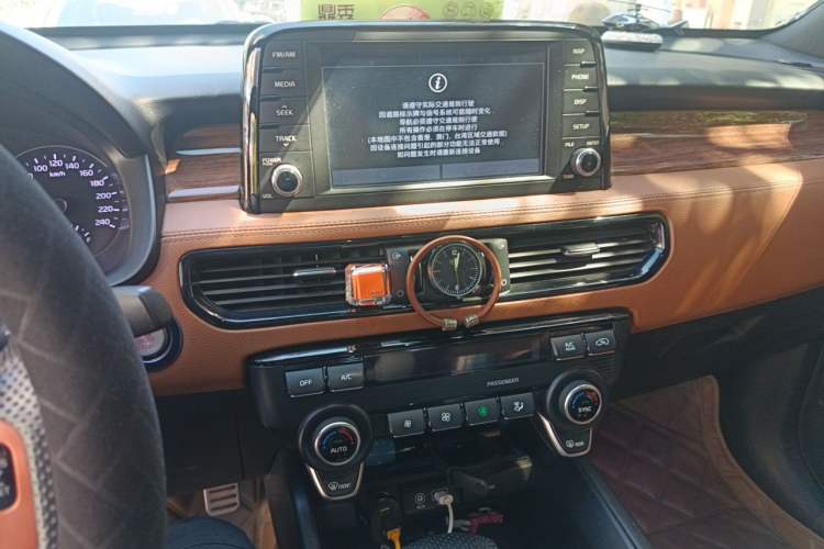 Used Kia KX7 2017 2.0T Automatic All-Wheel Drive LUX 7-Seater Audio And AC Panel