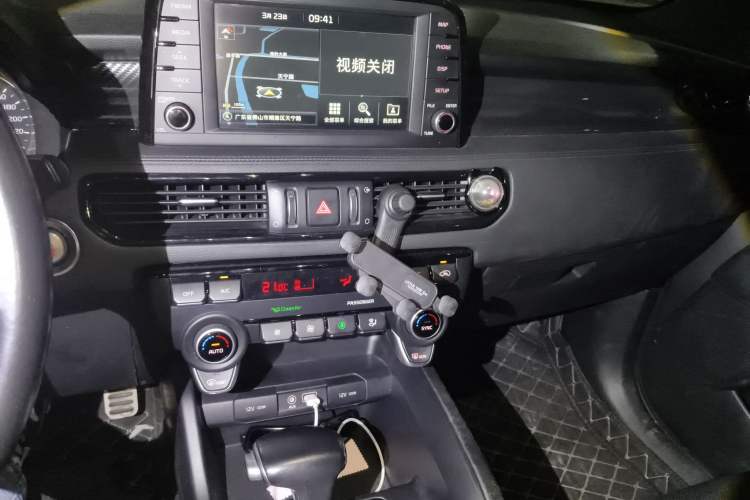 Used Kia KX7 2017 2.0T Automatic 4WD DLX 7-Seater Audio And AC Panel