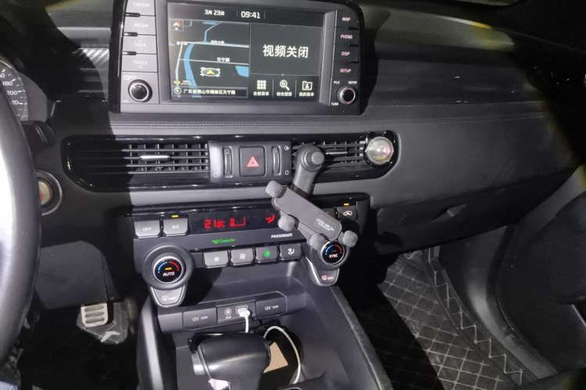Used Kia KX7 2017 2.0T Automatic 4WD DLX 7-Seater Audio And AC Panel