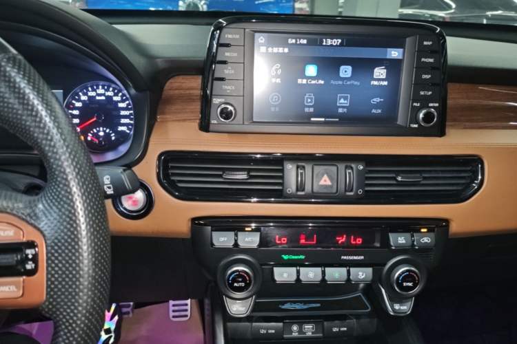 Used Kia KX7 2017 2.0T Automatic All-Wheel Drive LUX 7-Seater Audio And AC Panel