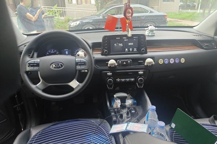 Used Kia KX7 2017 2.0L Automatic 2WD GLS 5-Seater Center Console