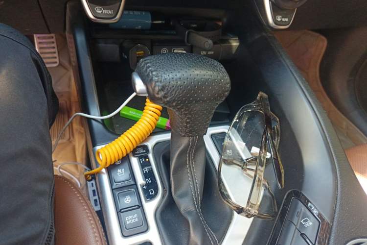 Used Kia KX7 2017 2.0T Automatic All-Wheel Drive LUX 7-Seater Gear Lever
