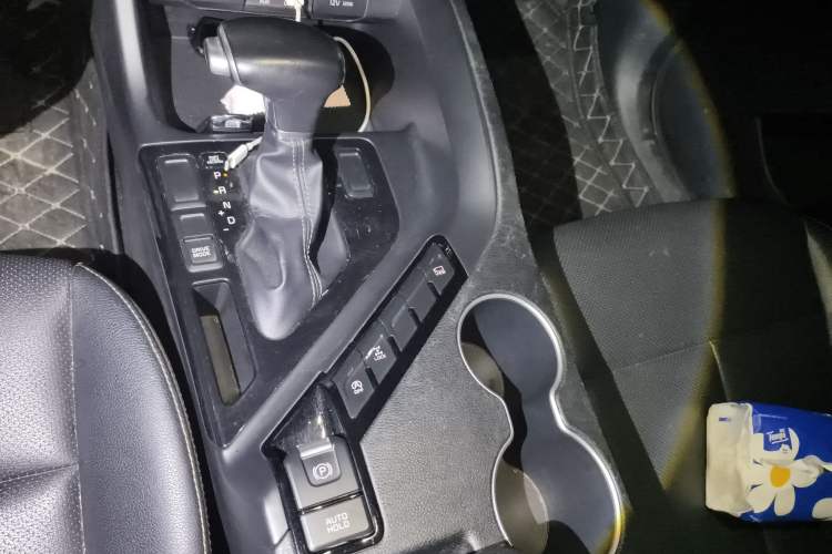 Used Kia KX7 2017 2.0T Automatic 4WD DLX 7-Seater Gear Lever