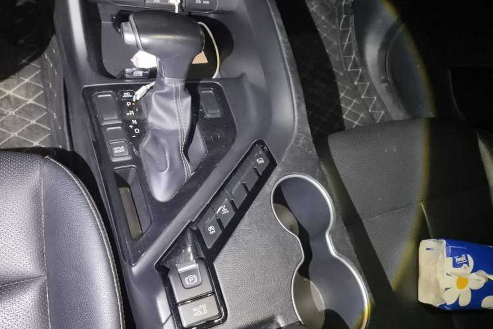 Used Kia KX7 2017 2.0T Automatic 4WD DLX 7-Seater Gear Lever
