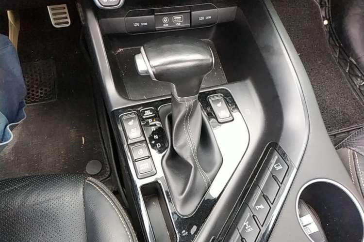 Used Kia KX7 2017 2.0T Automatic All-Wheel Drive LUX 7-Seater Gear Lever