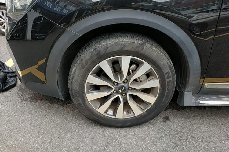 Used Kia KX7 2017 2.0T Automatic All-Wheel Drive LUX 7-Seater Left Front Wheel Hub