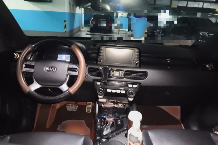 Used Kia KX7 2017 2.0T Automatic 4WD DLX 7-Seater Center Console
