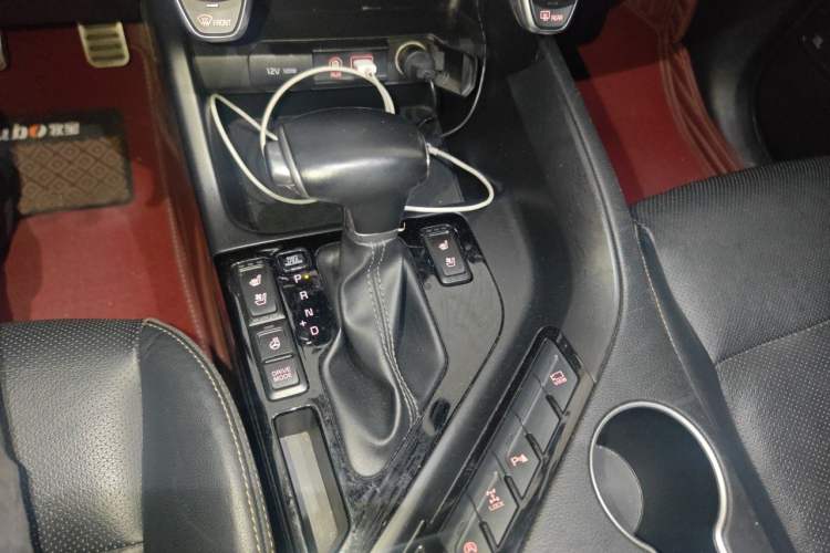 Used Kia KX7 2017 2.0T Automatic All-Wheel Drive LUX 7-Seater Gear Lever