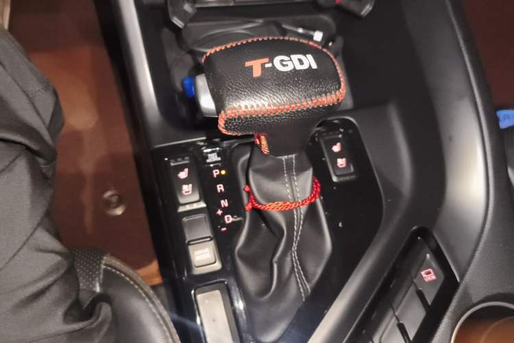 Used Kia KX7 2017 2.0T Automatic 4WD DLX 7-Seater Gear Lever
