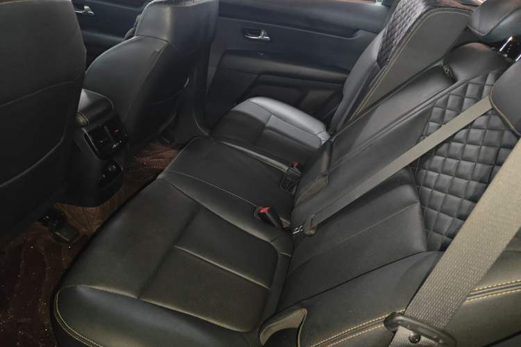 Used Kia KX7 2017 2.0T Automatic Two-Wheel Drive GLS 7-Seater Interior 4