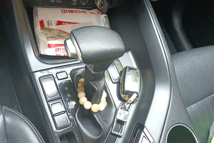 Used Kia KX7 2017 2.0L Automatic 2WD GLS 5-Seater Gear Lever