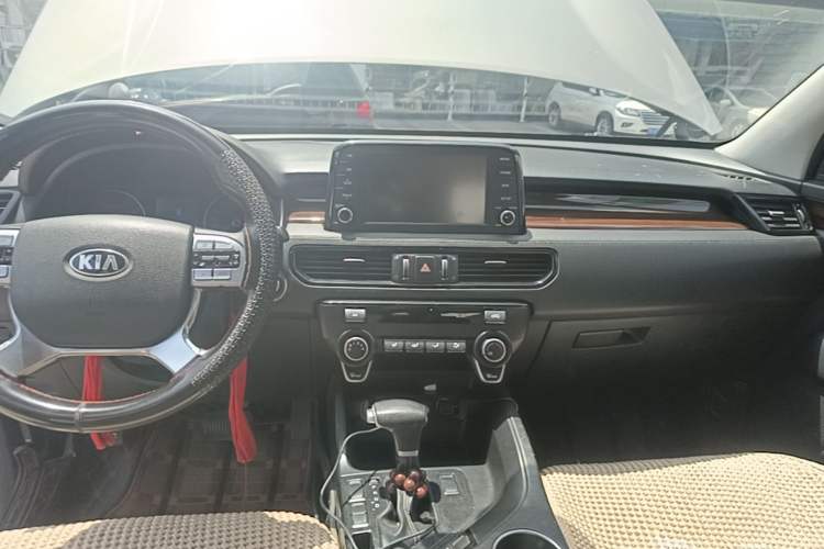 Used Kia KX7 2017 2.0L Automatic 2WD GLS 5-Seater Audio And AC Panel