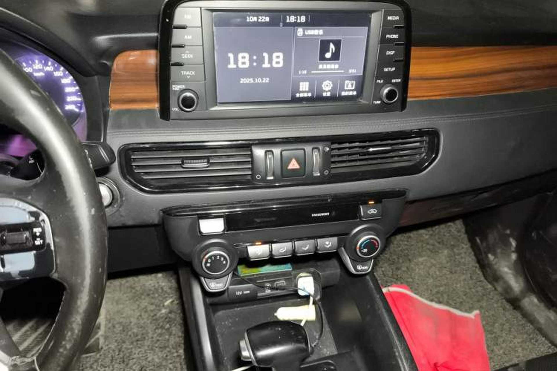 Used Kia KX7 2017 2.4L Automatic 2WD GLS 5-Seater Audio And AC Panel