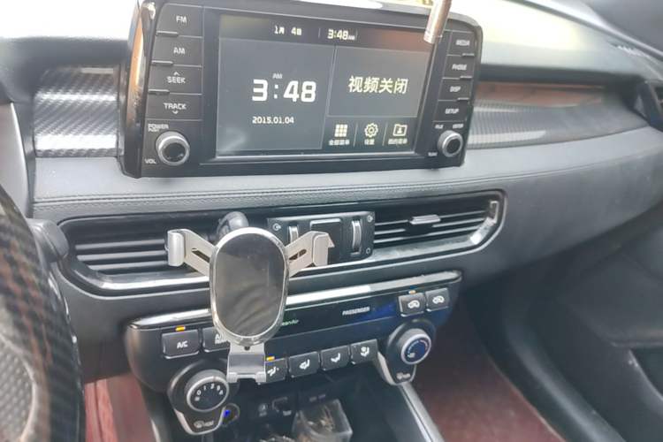 Used Kia KX7 2017 2.0T Automatic Two-Wheel Drive GLS 7-Seater Audio And AC Panel