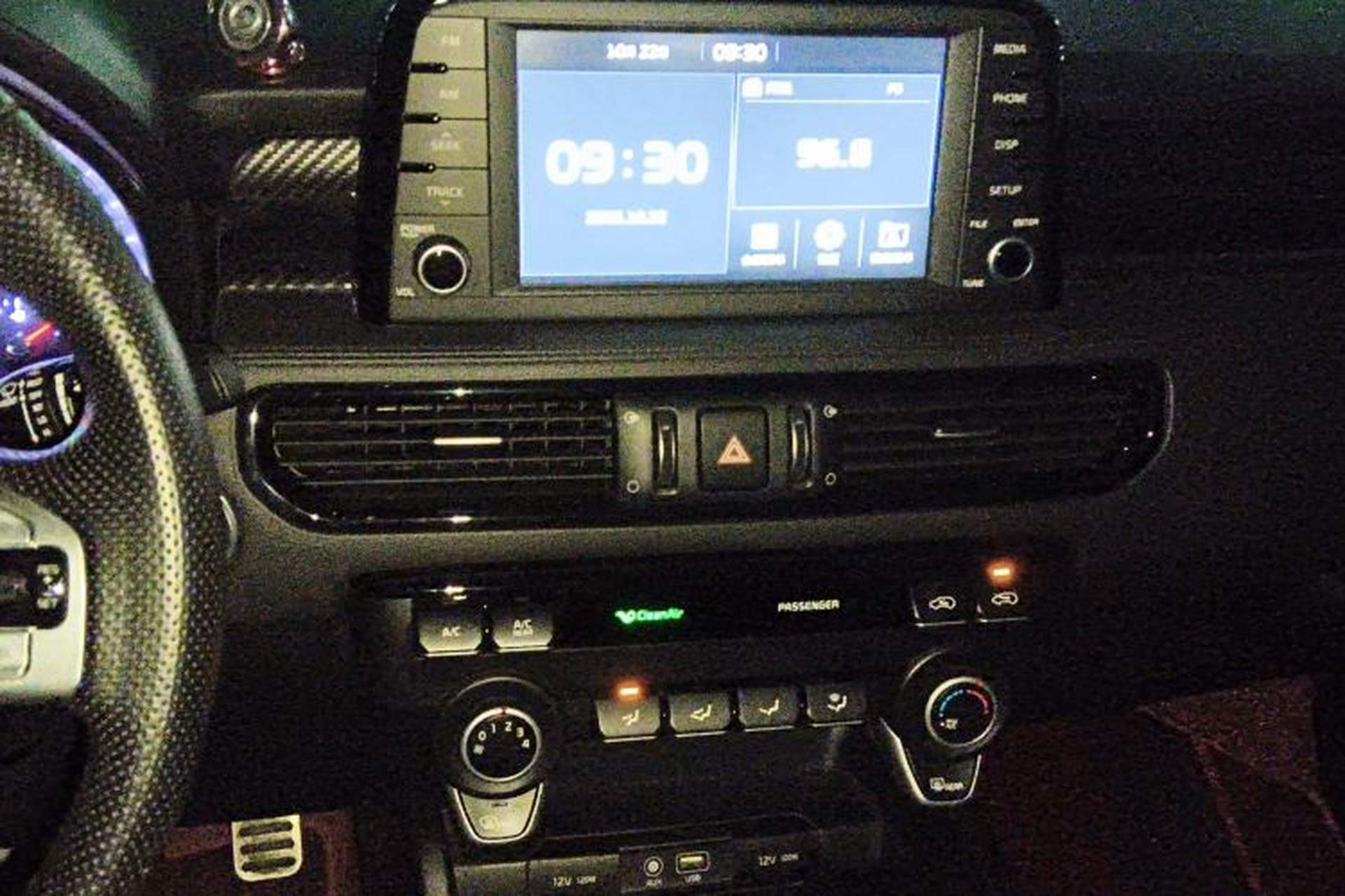 Used Kia KX7 2017 2.0T Automatic Two-Wheel Drive GLS 7-Seater Audio And AC Panel