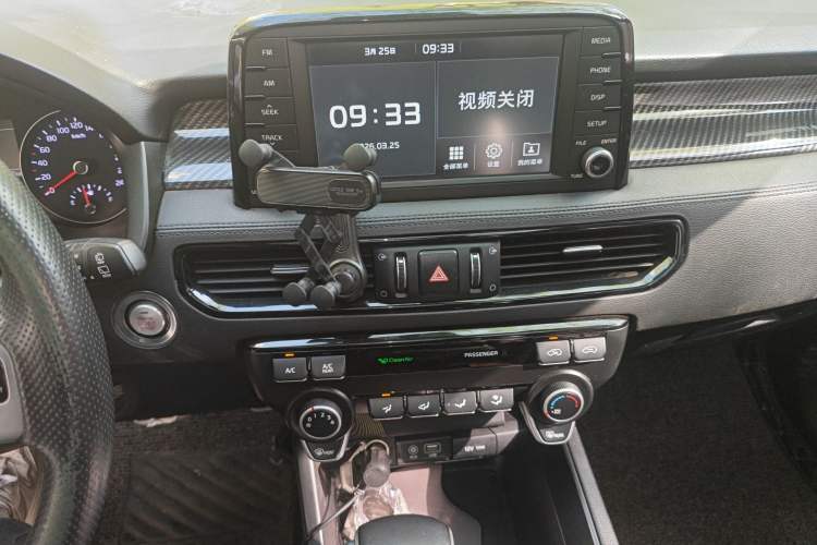 Used Kia KX7 2017 2.0T Automatic 4WD DLX 7-Seater Audio And AC Panel
