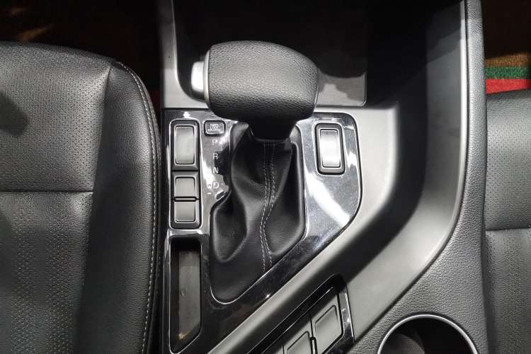 Used Kia KX7 2017 2.0L Automatic 2WD GLS 5-Seater Gear Lever