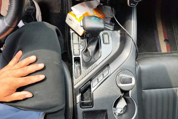 Used Kia KX7 2017 2.0L Automatic 2WD GLS 5-Seater Gear Lever