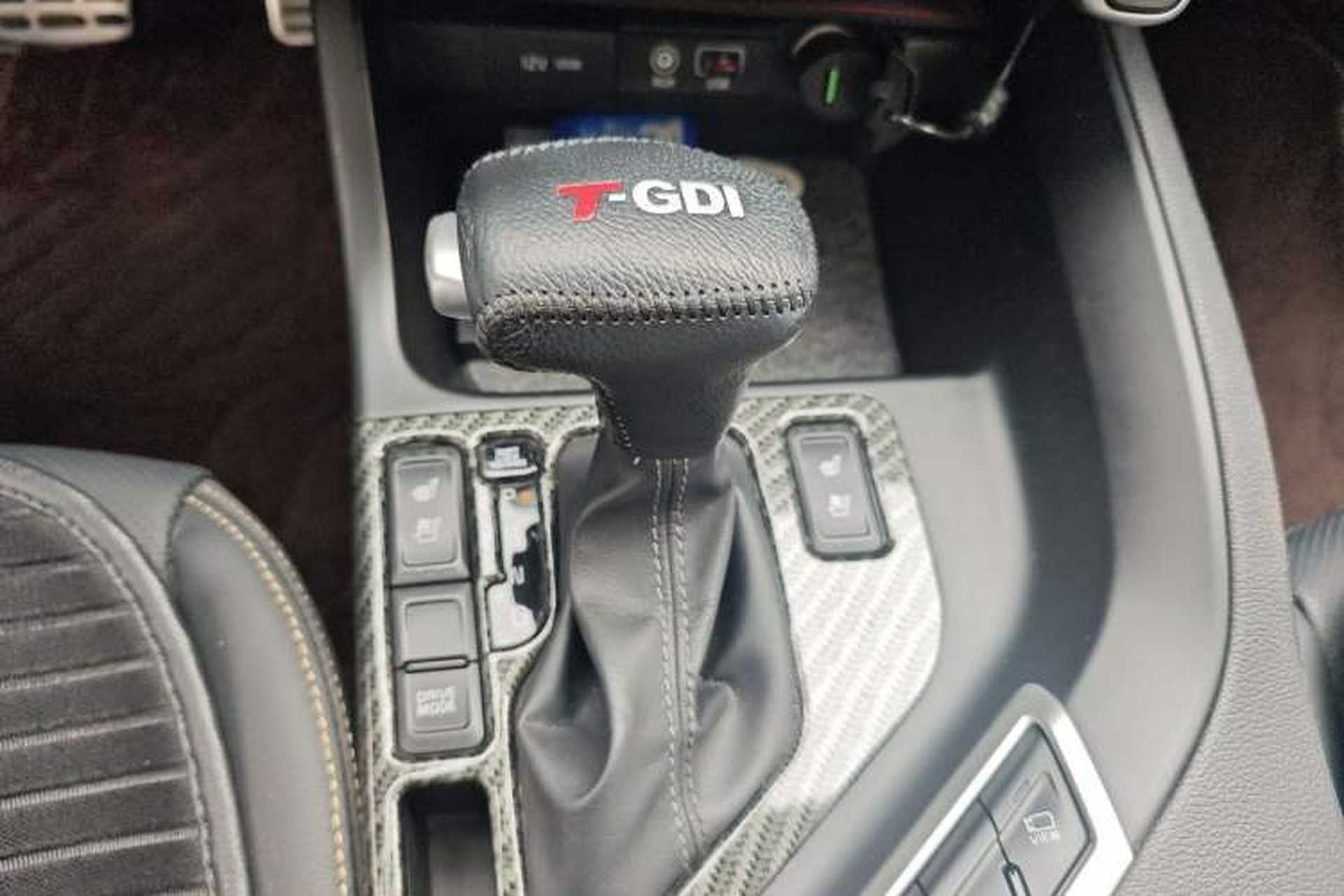 Used Kia KX7 2017 2.0T Automatic 4WD DLX 7-Seater Gear Lever