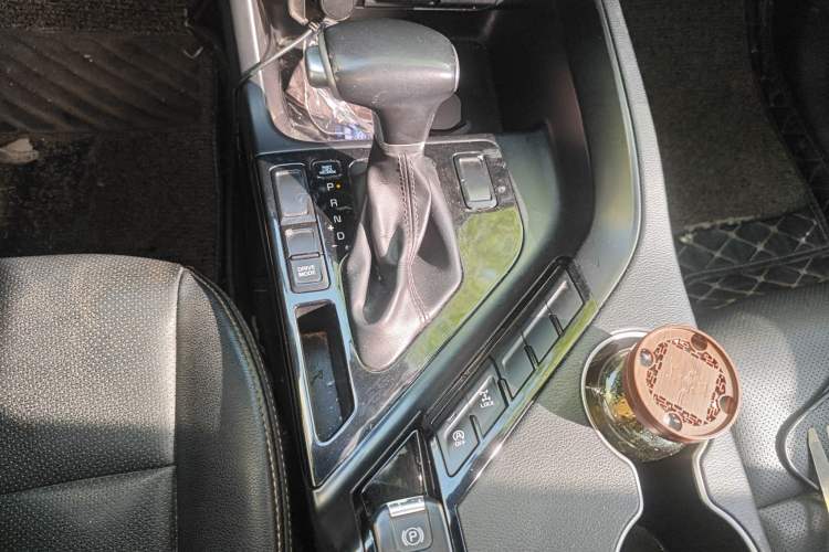 Used Kia KX7 2017 2.0T Automatic 4WD DLX 7-Seater Gear Lever